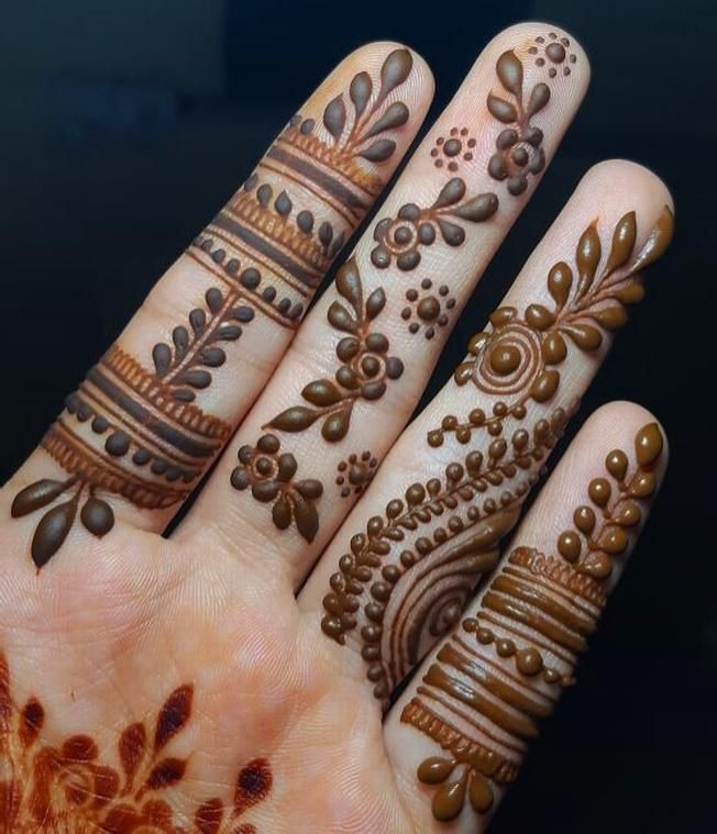 Simple mehndi with dots and line