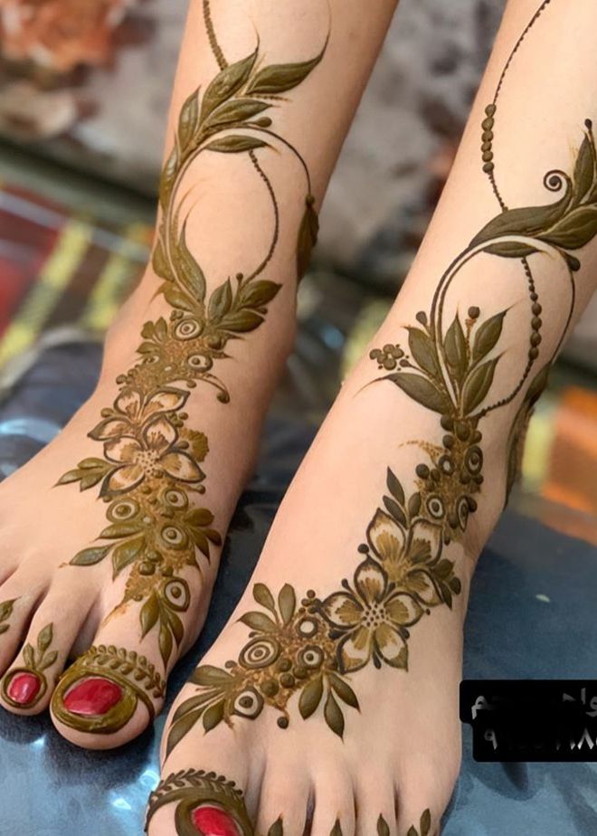 Decorate Leg with this Floral Mehndi Design